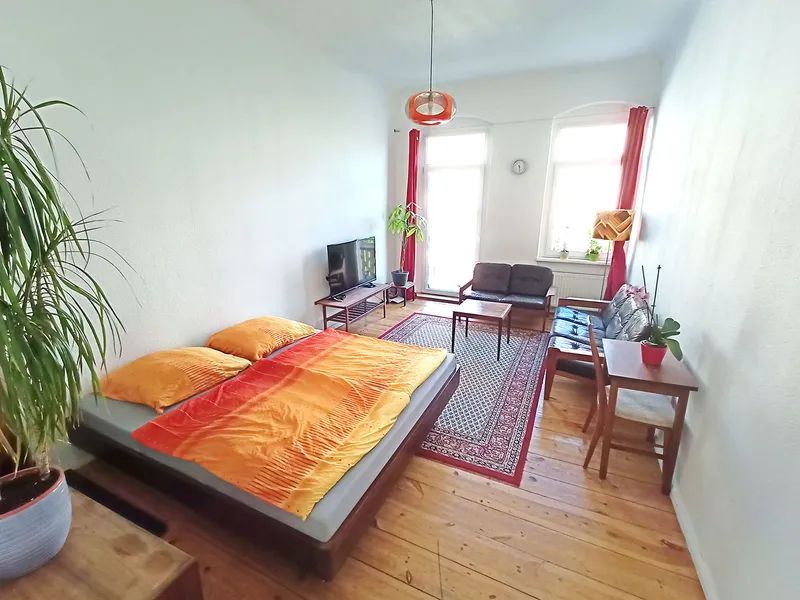 Befristet zu vermieten: ruhige, helle 2-Zimmer-Wohnung mit Balkon, möbliert — photo 1